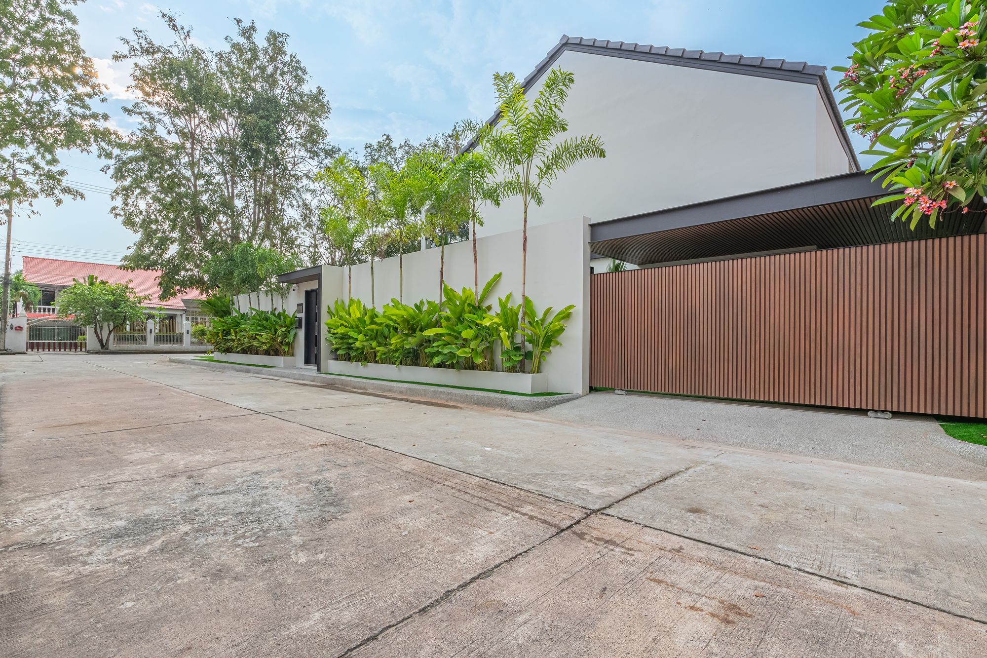Villa entrance & gated frontage